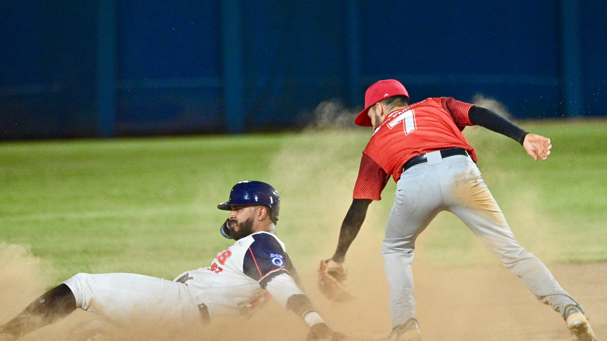Gaby Ayala es retirado en la intermedia (foto por Héctor Titito Rosa) (1)