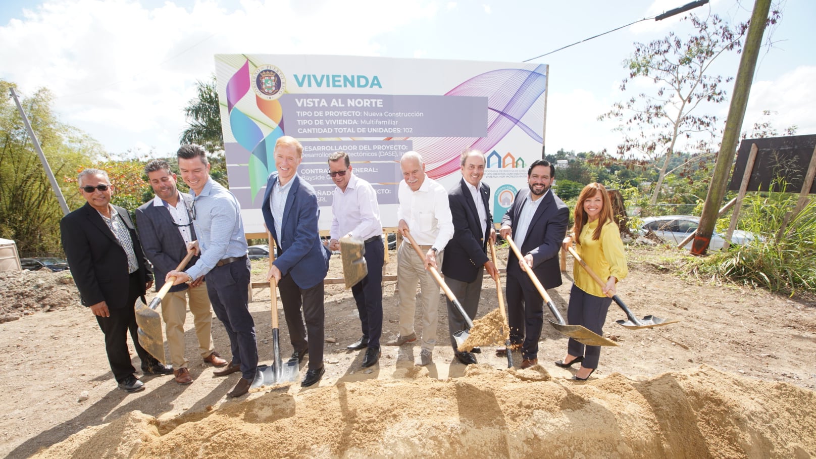 Grupo durante ceremonia de la primera piedra