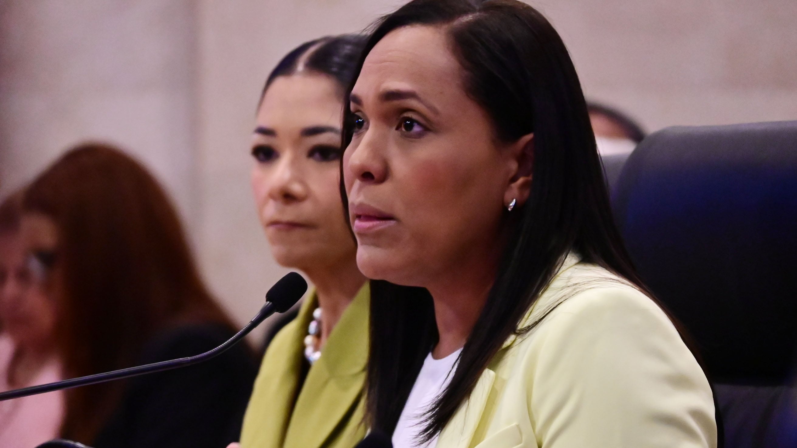 La gobernadora Jenniffer González Colón confirmó que la funcionaria ejercerá únicamente como secretaria de Estado una vez sea confirmada por la Cámara de Representantes, descartando así la posibilidad de Rivera mantener simultáneamente su cargo como alcaldesa.