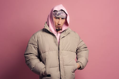 Omar Courtz inicia una nueva etapa en su carrera con “El Mundo Se Va A Acabar”