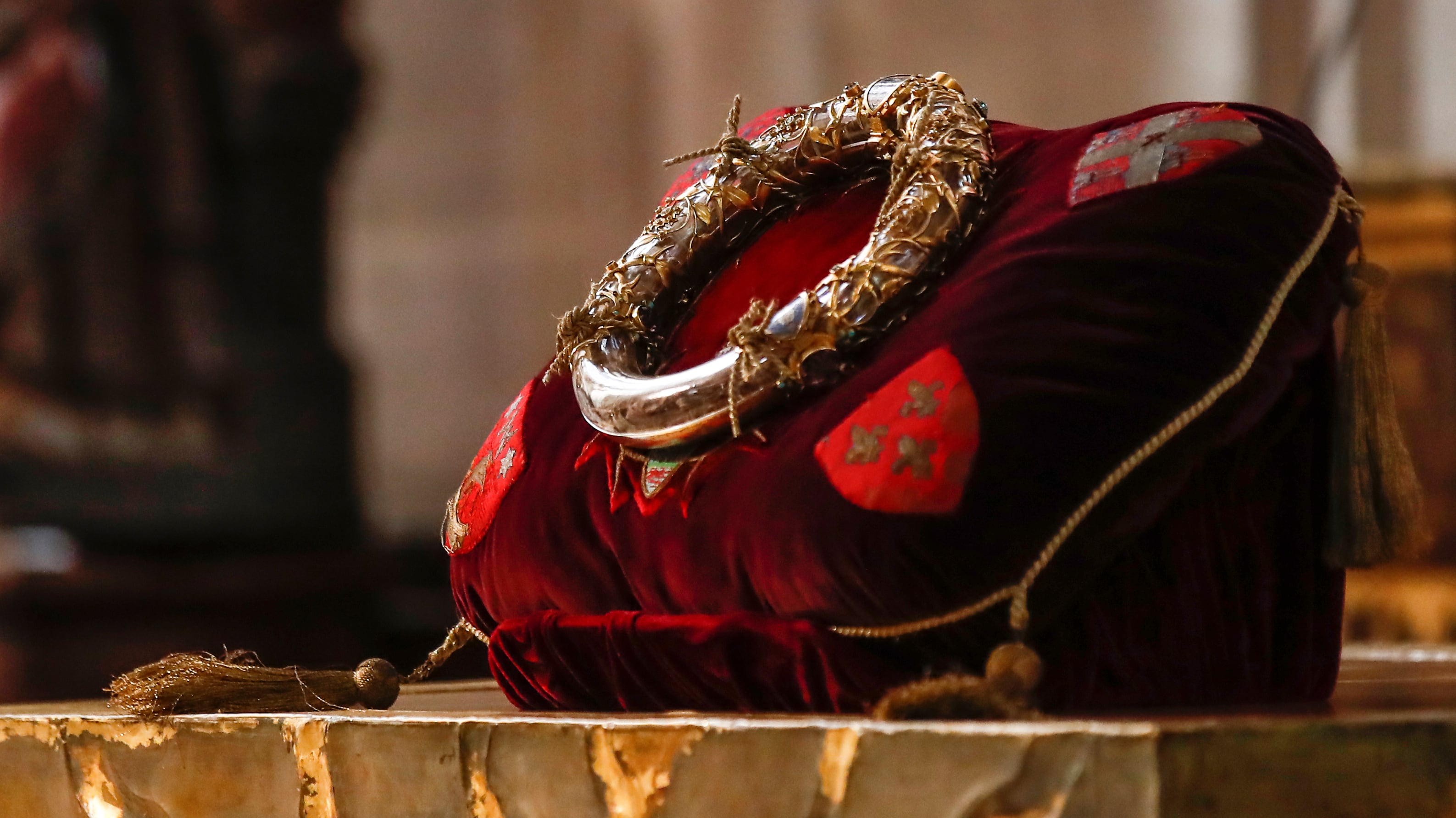 En esta imagen de archivo, la corona de espinas que se cree que usó Jesucristo, en el altar mayor de la iglesia St Germain l'Auxerrois durante la misa de Viernes Santo, en París, el 2 de abril de 2021. (AP Foto/Michel Euler, archivo)