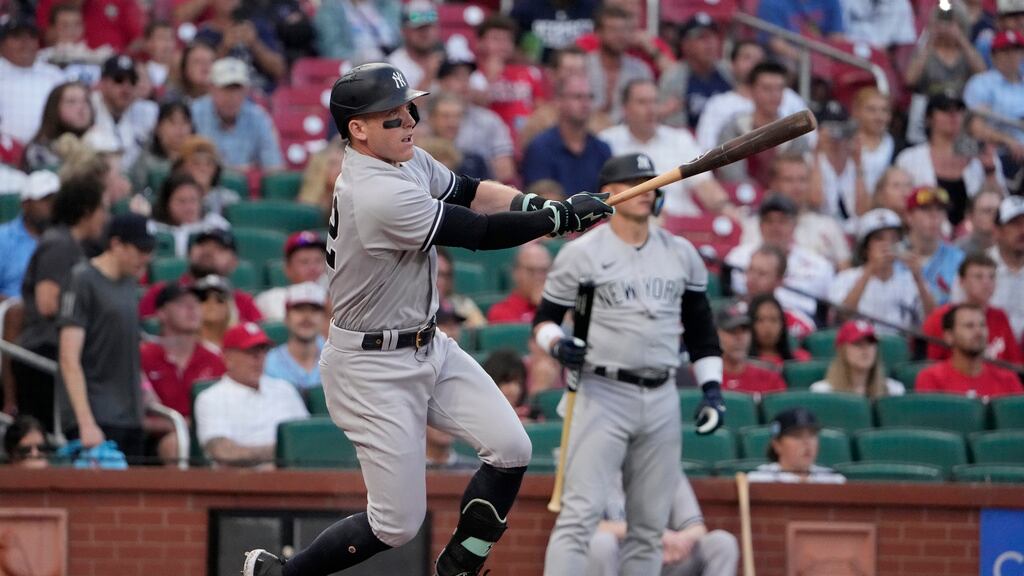 Harrison Bader de los Yanquis de Nueva York le da seguimiento a su elevado de sacrificio que llevó a la anotación de DJ LeMahieu en el segundo juego de la doble cartelera ante los Cardenales de San Luis el sábado 1 de julio del 2023. (AP Foto/Jeff Roberson)