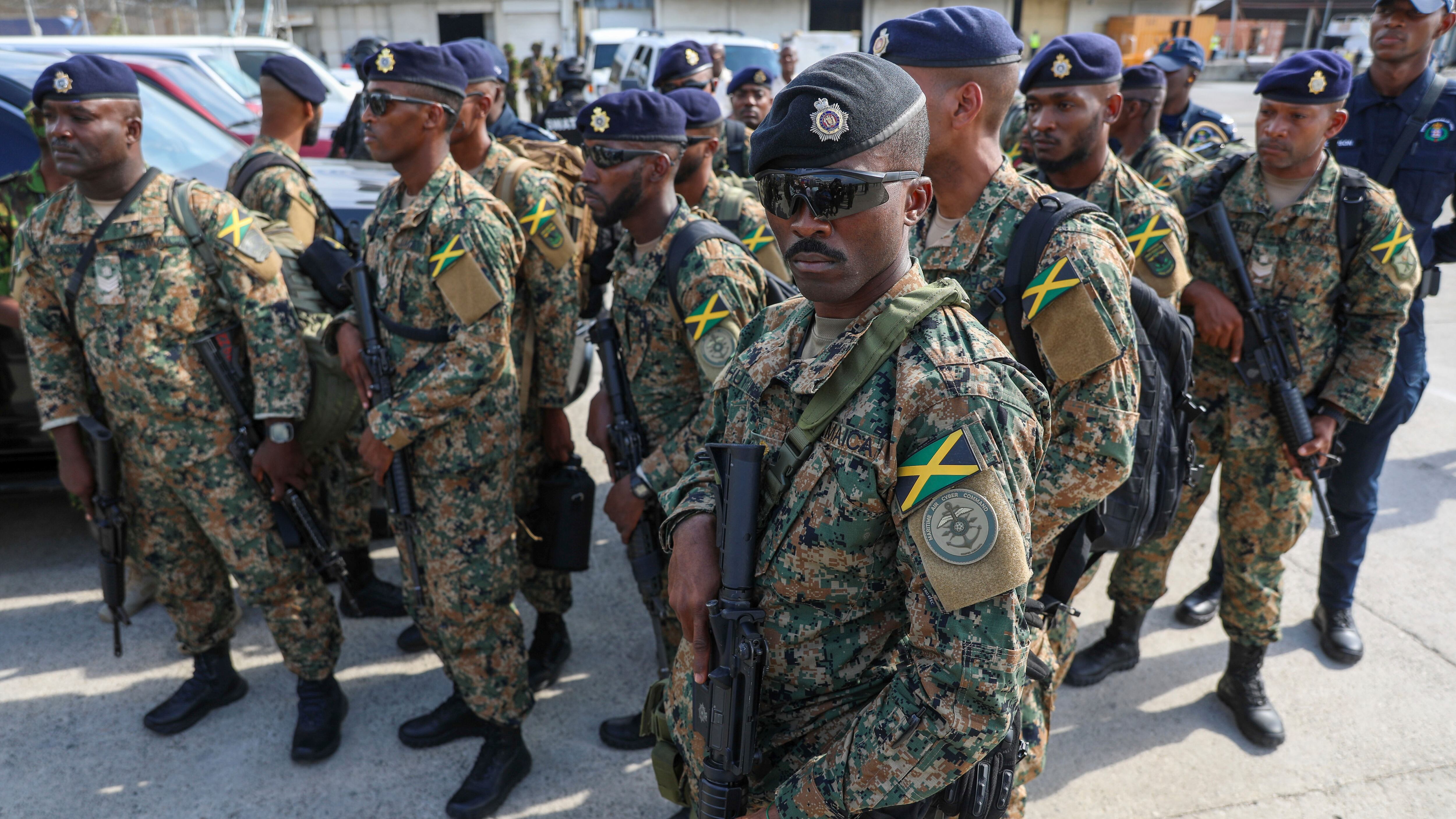 Soldados y policías jamaicanos