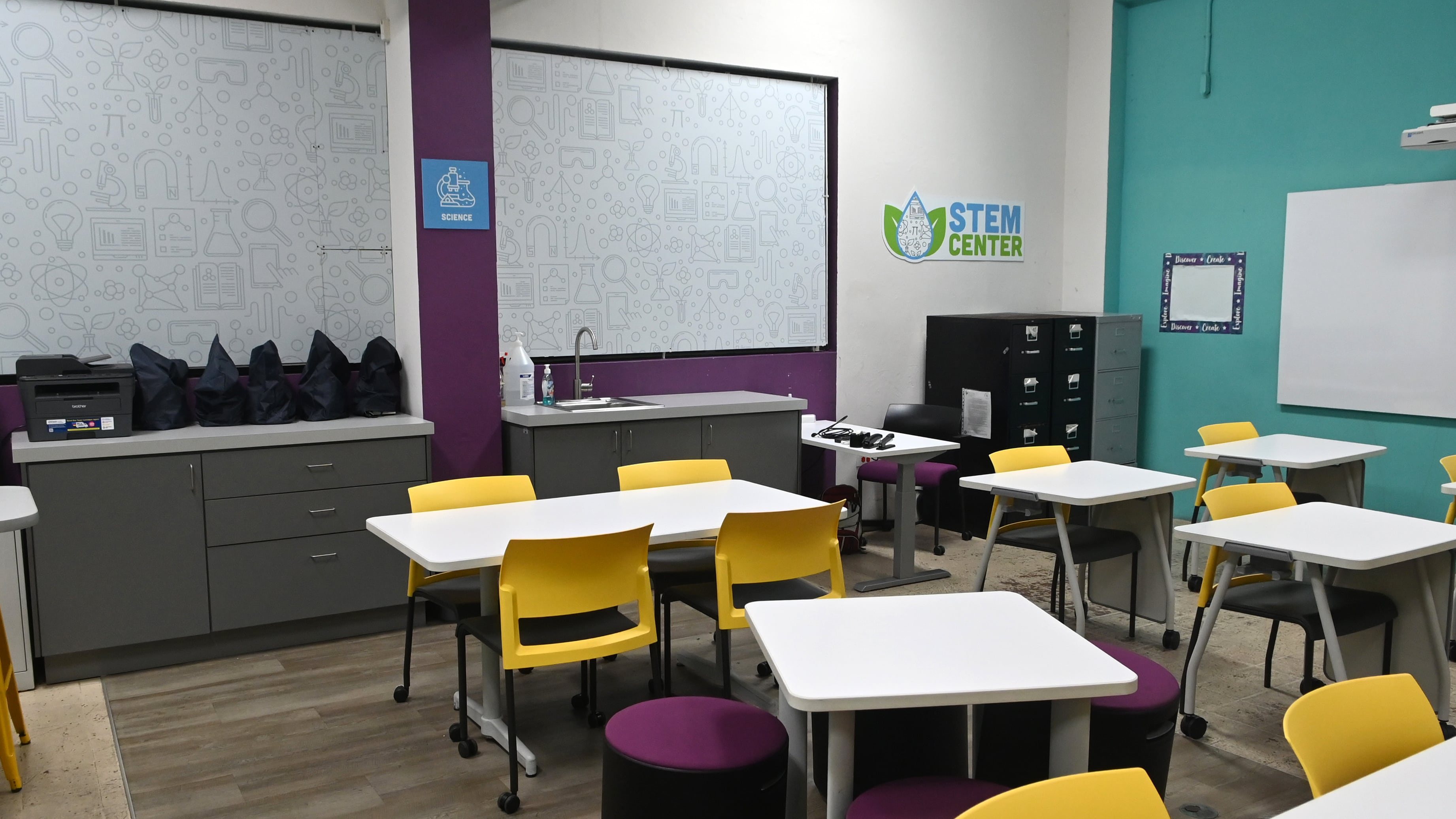 Preparativos para el comienzo de clases. Escuela Maria Labra