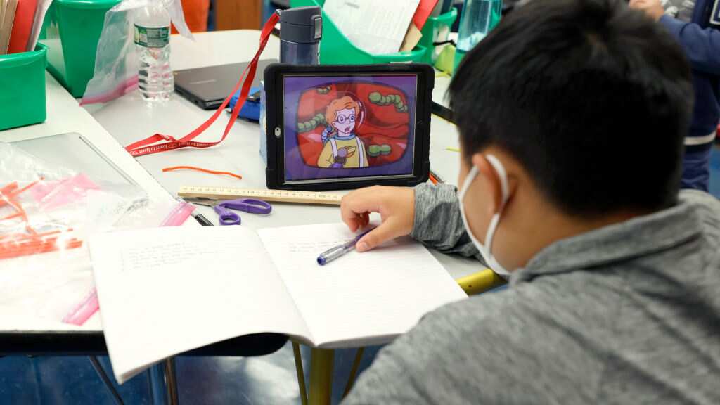 Niño estudiando con Inteligencia Artificial (imagen de referencia)