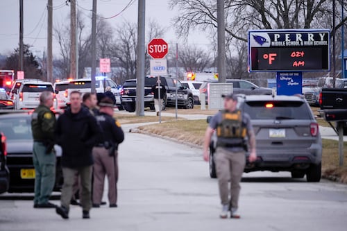 Joven mata a un alumno de sexto grado e hirió a cinco en escuela de Iowa