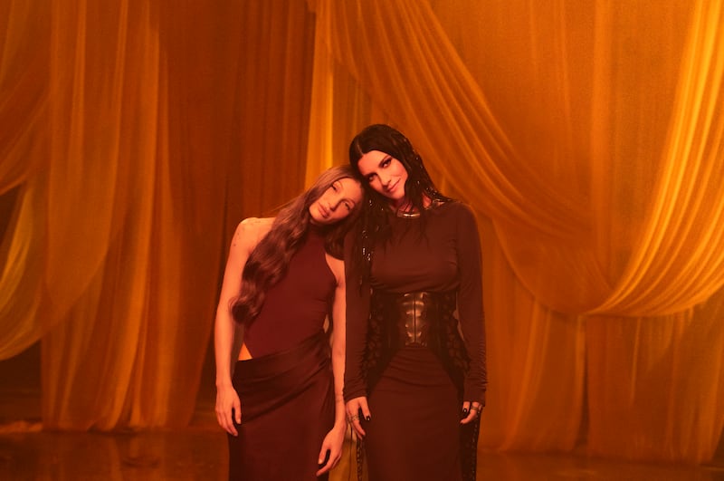 Laura Pausini y Yami Safdie unen sus voces en la nueva versión de “Eso y más”