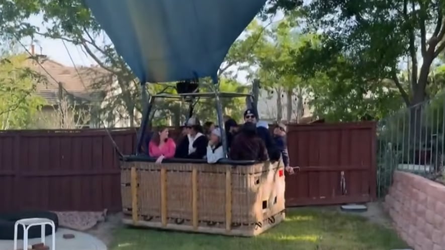 Globo aterriza en patio de casa en California