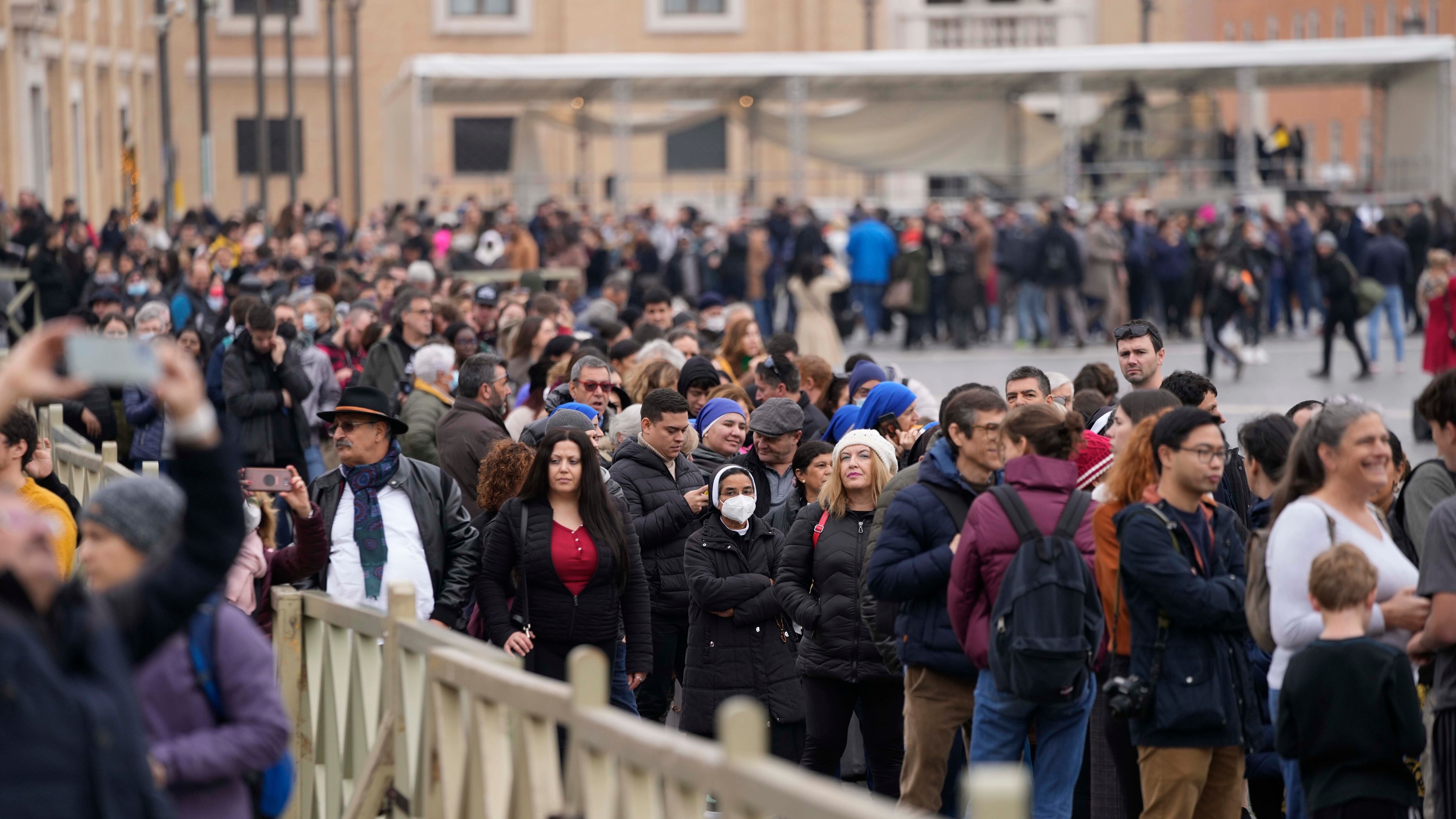 Fila para rndir honores póstumos a Benedicto XV