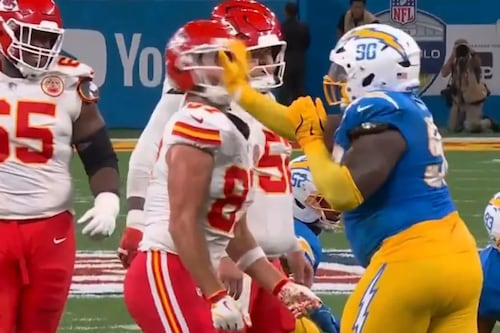 VIDEO: Travis Kelce recibe bofetada de Teair Tart en pleno juego