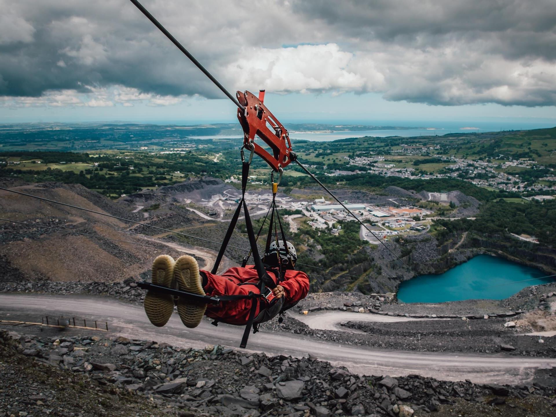 Hay una experiencia que nos permite volar por encima de océanos, selvas y hasta volcanes: estas son las tirolinas más espectaculares del mundo: la tirolesa.