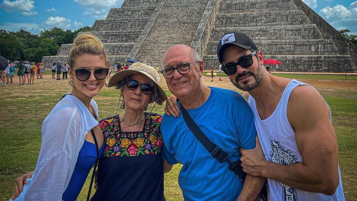 “Pepe” Gámez celebra aniversario de sus padres junto a Madison Anderson.