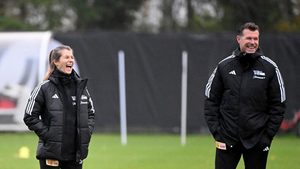 La técnica asistente del Union Berlín Marie-Louise Eta (izquierda) y el entrenador Marco Grote durante un entrenamiento en Berlín, el lunes 20 de noviembre de 2023. (Matthias Koch/dpa vía AP)