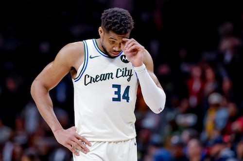 Antetokounmpo estima que lesión lo dejará fuera hasta 6 semanas