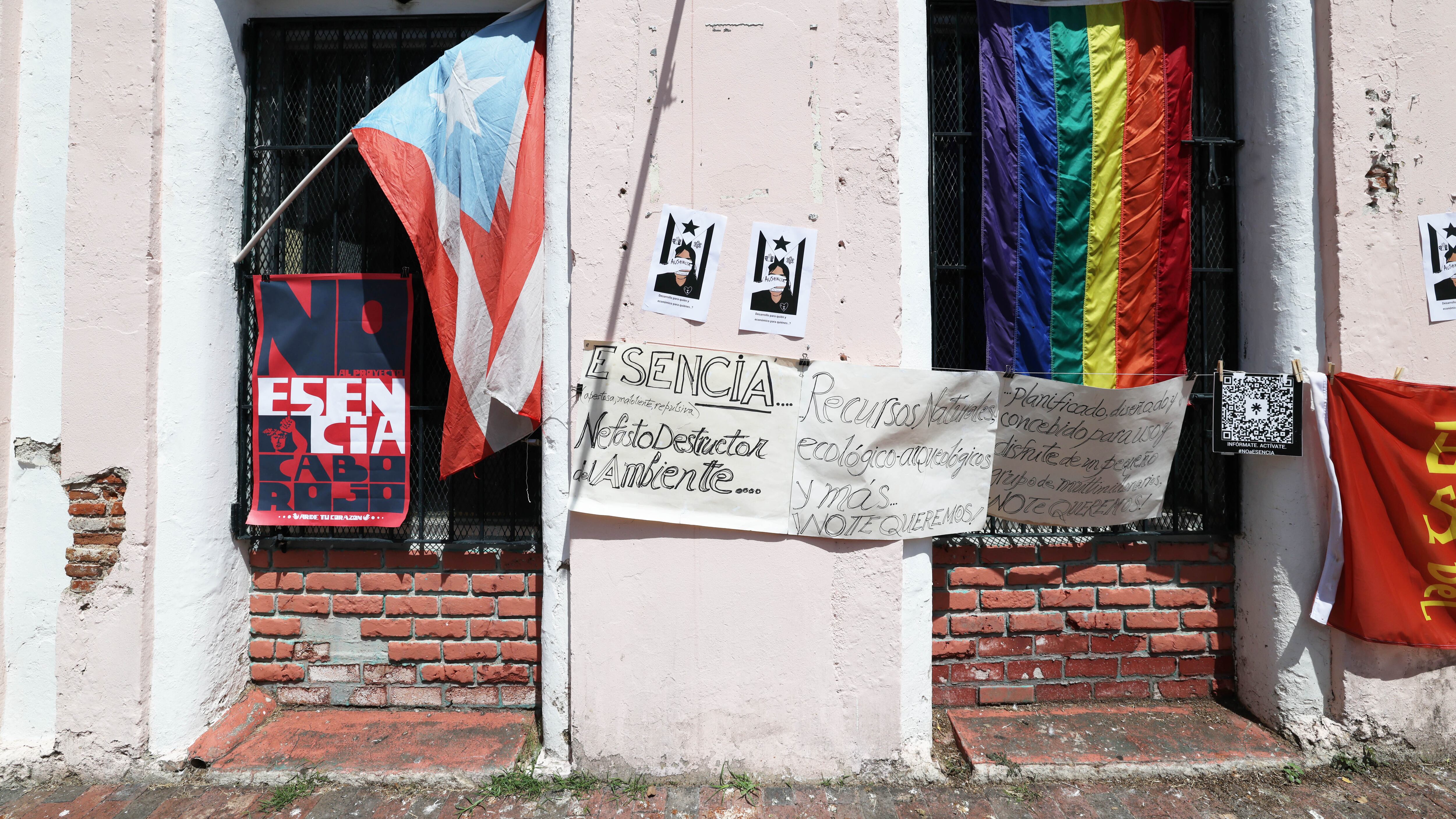 Pancartas en la calle denuncian que el proyecto será exclusivo para “un pequeño grupo de multimillonarios”. Foto por Brandon Cruz González | Centro de Periodismo Investigativo