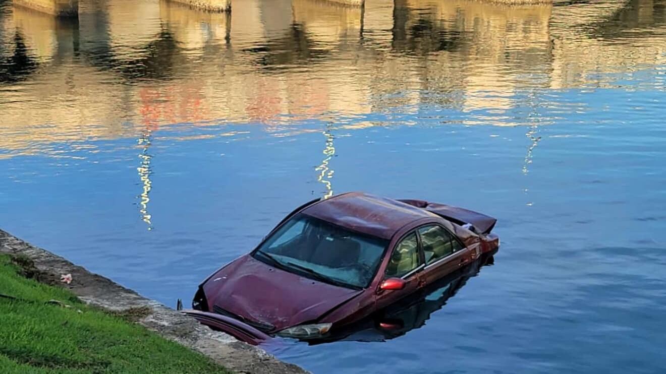 Cae conductor en Laguna del Condado.