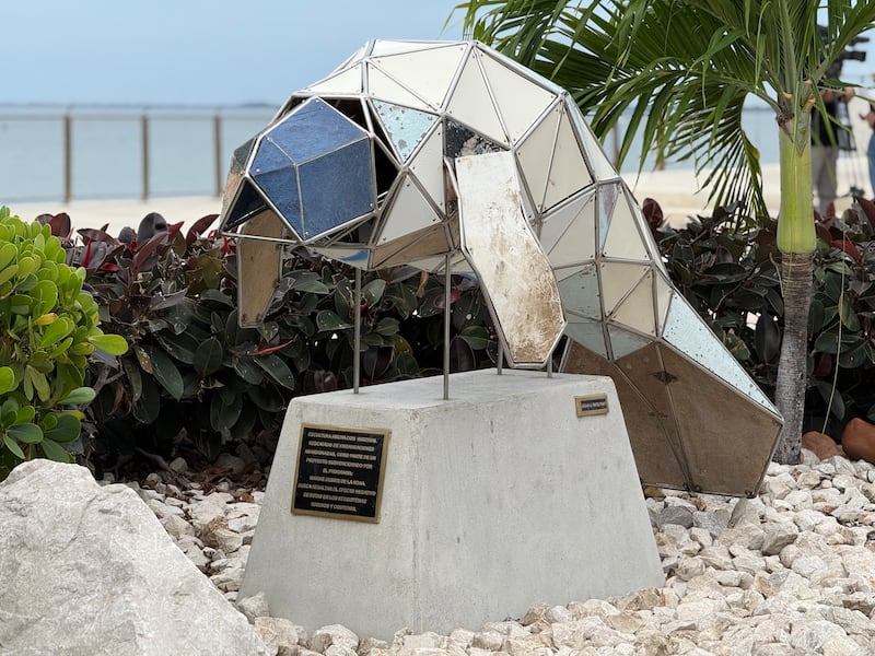 Monumento de un manatí.