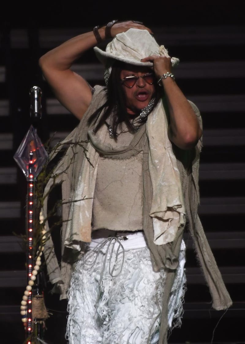 Elvis Crespo se presenta en el Coliseo de Puerto Rico.