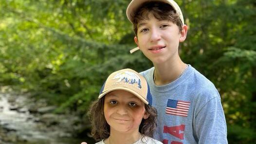 Ayshané y su hermano Jeiren