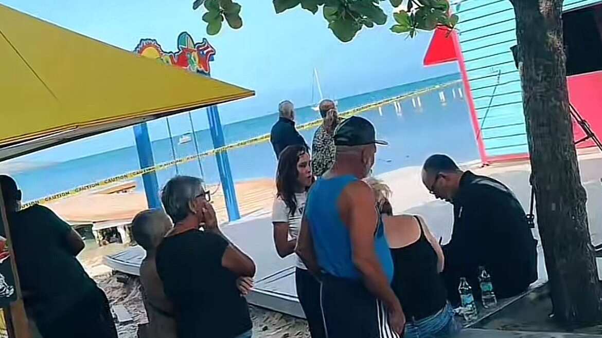 Hallan cuerpo flotando en playa de Cabo Rojo.