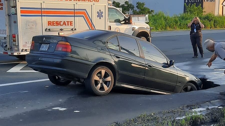 El vehículo cayó dentro del enorme boquete.