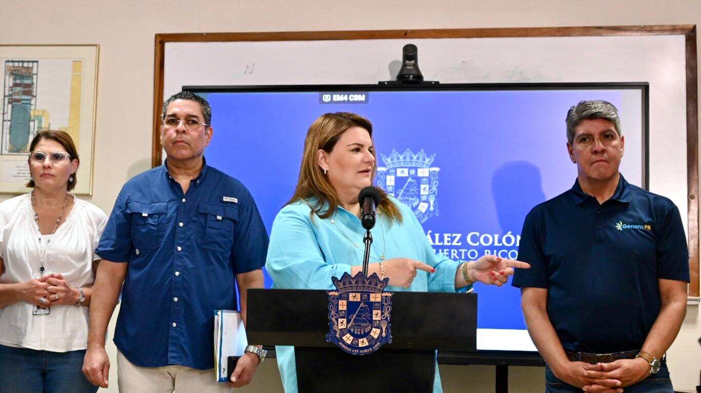 Gobernadora de Puerto Rico junto al componente energético.