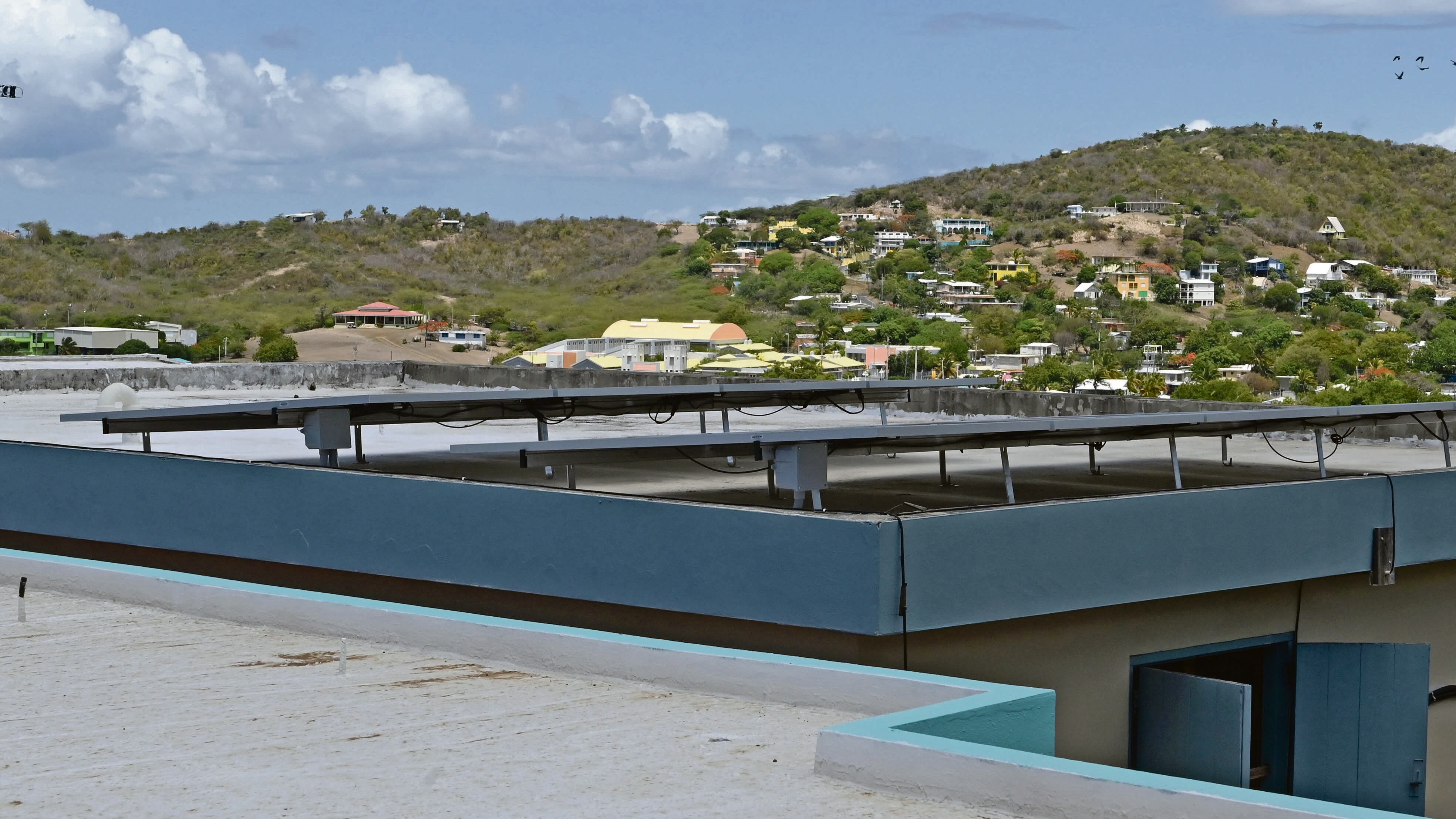 Varios recipientes de paneles solares del Enviromental Defense Fund. Culebra Metro PR 2 de junio de 2022