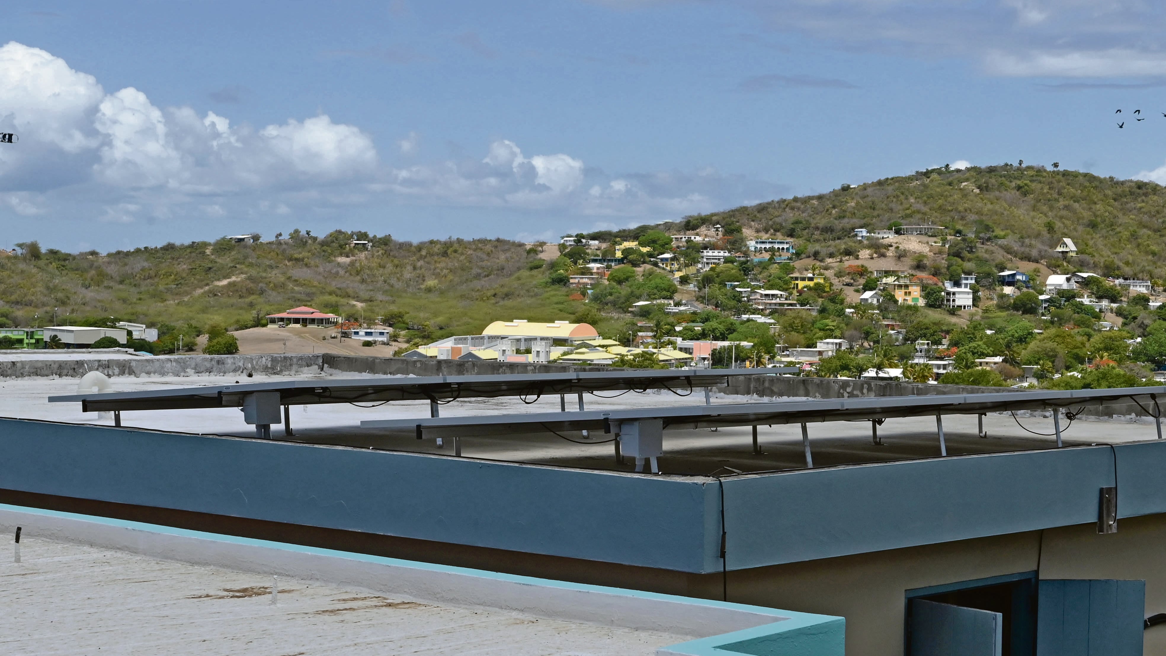 Varios recipientes de paneles solares del Enviromental Defense Fund. Culebra Metro PR 2 de junio de 2022