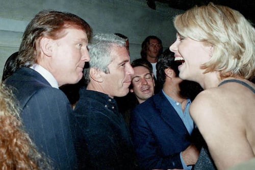 Demócratas revelan nuevas fotos de Jeffrey Epstein que confirman sus lazos con Donald Trump y Bill Clinton