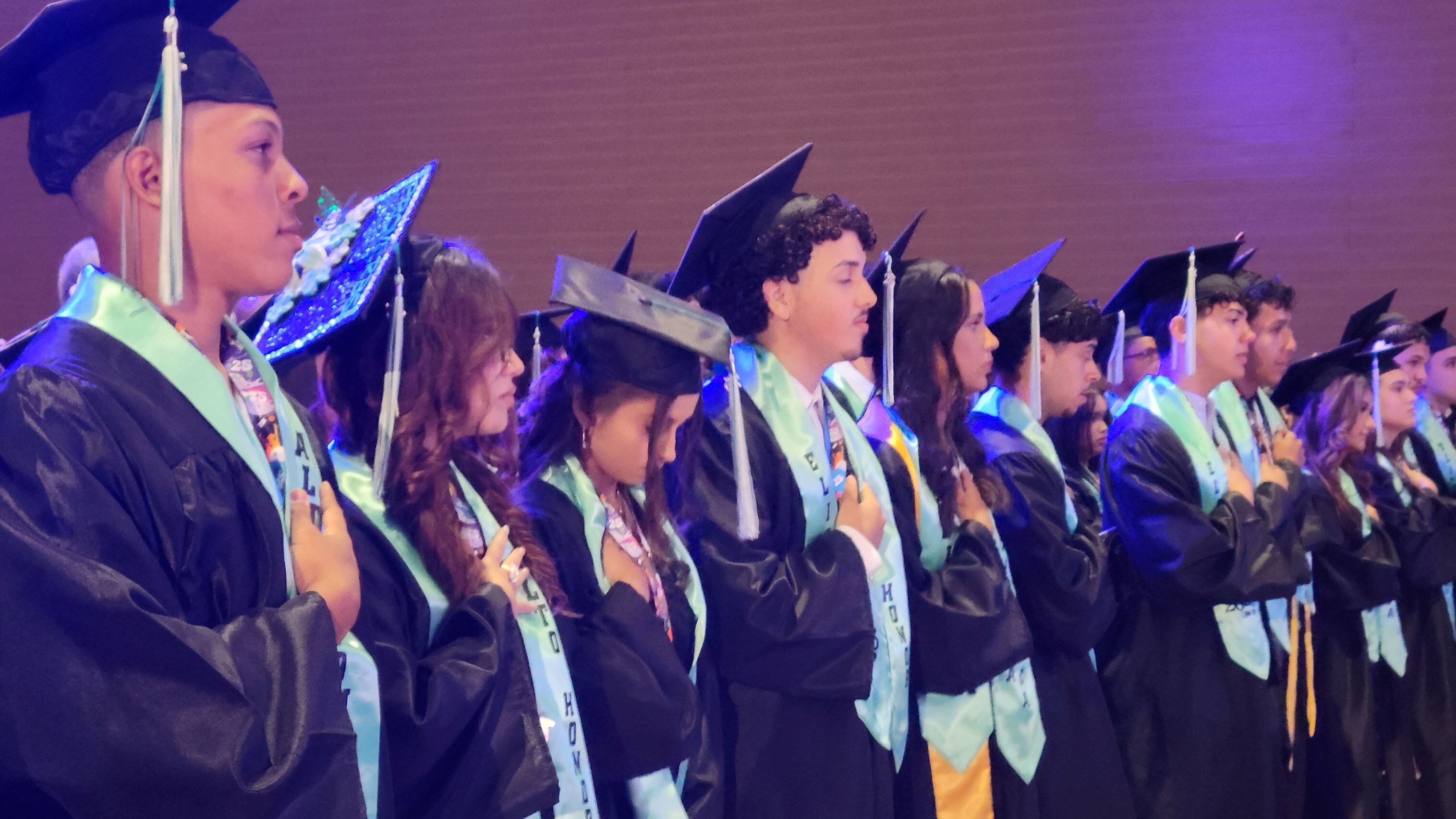 Escuela de Ceiba gradúa a todos sus estudiantes con honores académicos