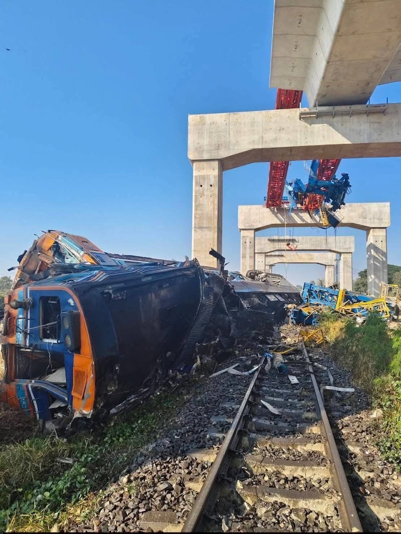 Fotografía cedida que muestra el accidente de un tren este miércoles, en Nakhon Ratchasima (Tailandia). EFE/ PR Nakhon Ratchasima /SOLO USO EDITORIAL NO VENTAS /SOLO DISPONIBLE PARA ILUSTRAR LA NOTICIA QUE ACOMPAÑA (CRÉDITO OBLIGATORIO)