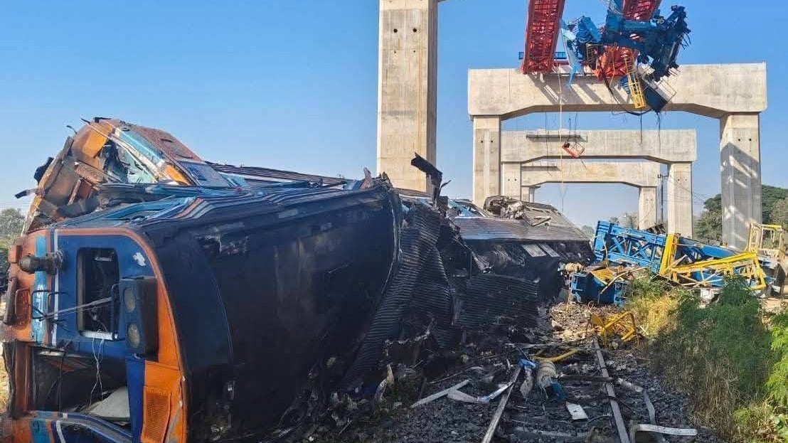 Fotografía cedida que muestra el accidente de un tren este miércoles, en Nakhon Ratchasima (Tailandia). EFE/ PR Nakhon Ratchasima /SOLO USO EDITORIAL NO VENTAS /SOLO DISPONIBLE PARA ILUSTRAR LA NOTICIA QUE ACOMPAÑA (CRÉDITO OBLIGATORIO)