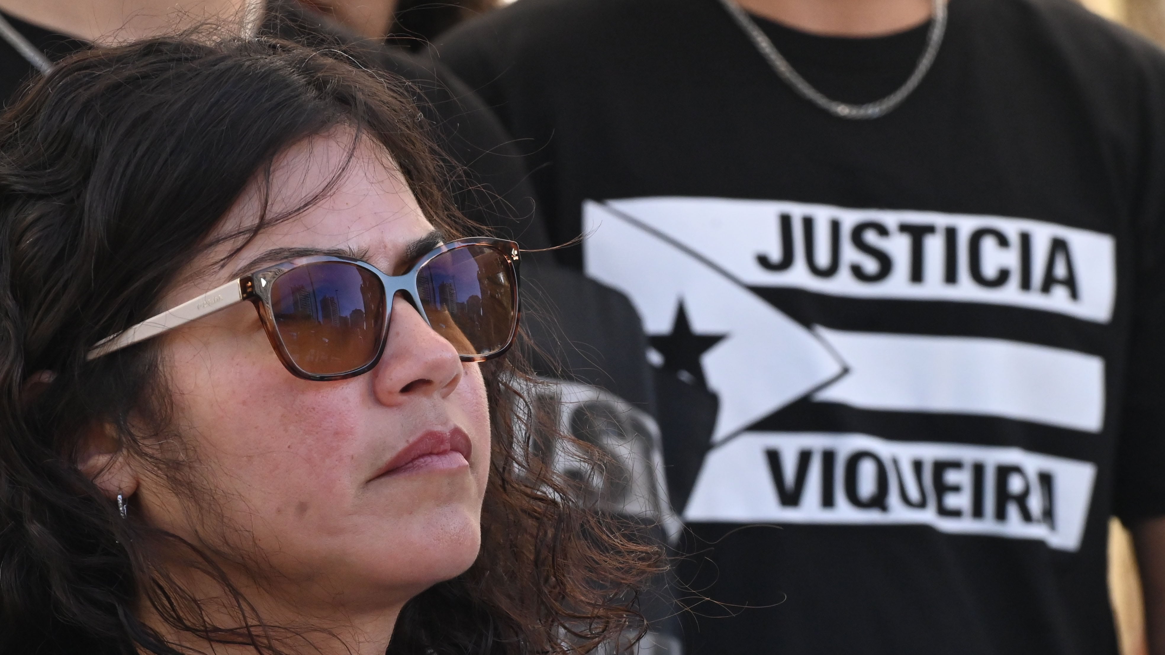 Moshayra Vicente Cruz, viuda de Viqueira, familiares y amistades, piden Justicia para Roberto Viqueira, frente al departamento de Justicia.