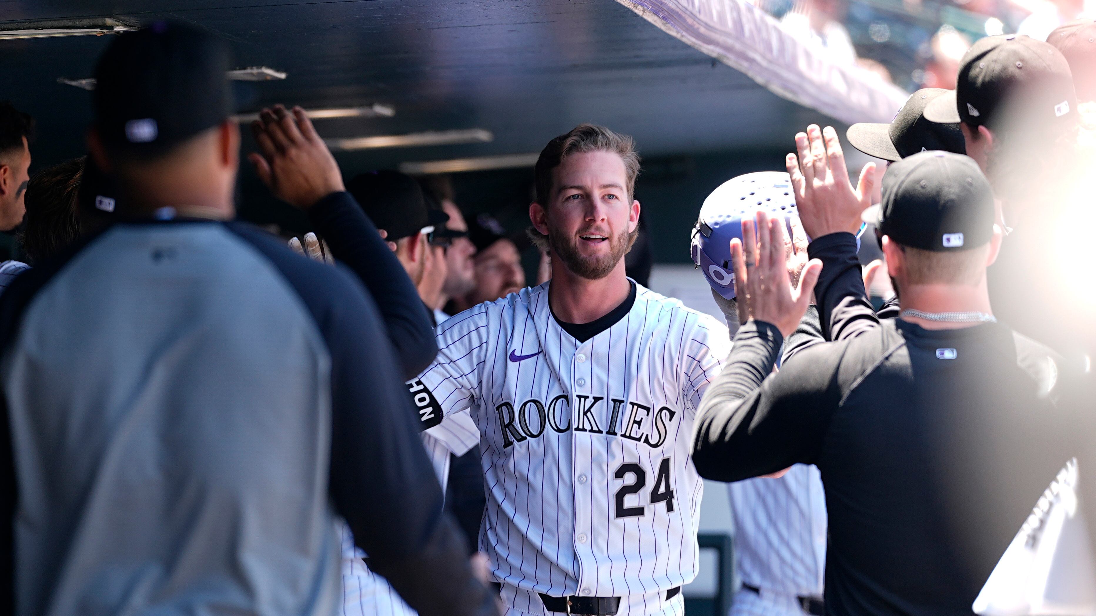 Ryan McMahon de los Rockies de Colorado es felicitado luego de impactar un jonrón de dos carreras ante el abridor venezolano de los Filis de Filadelfia, Ranger Suárez, en la primera entrada del juego de béisbol, el domingo 26 de mayo de 2024, en Denver. (AP Foto/David Zalubowski)