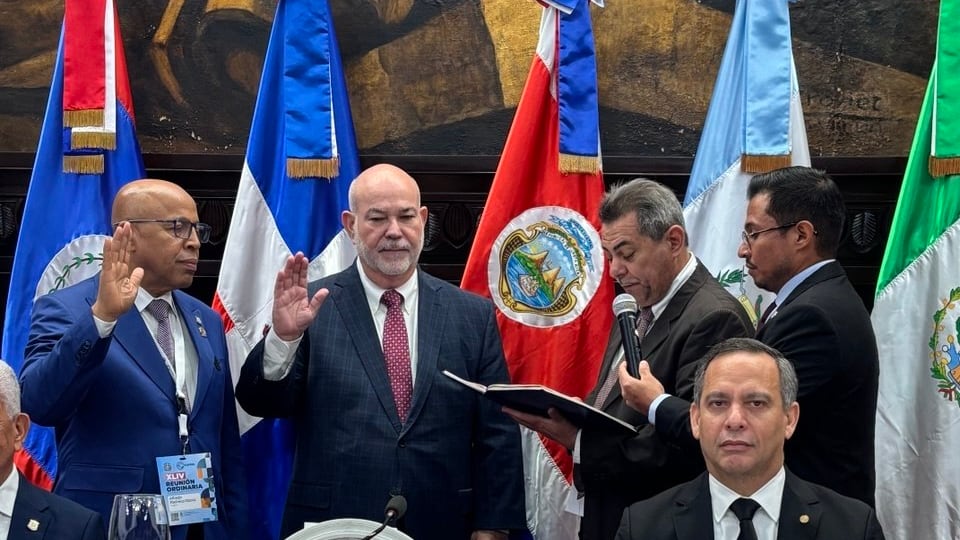 ‘Johnny’ Méndez juramentó como líder de los Presidente Legislativos de la FOPREL