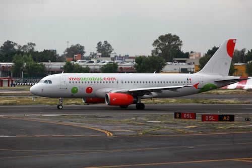 Revisan avión en Aeropuerto Internacional de Ciudad de México por amenaza de bomba