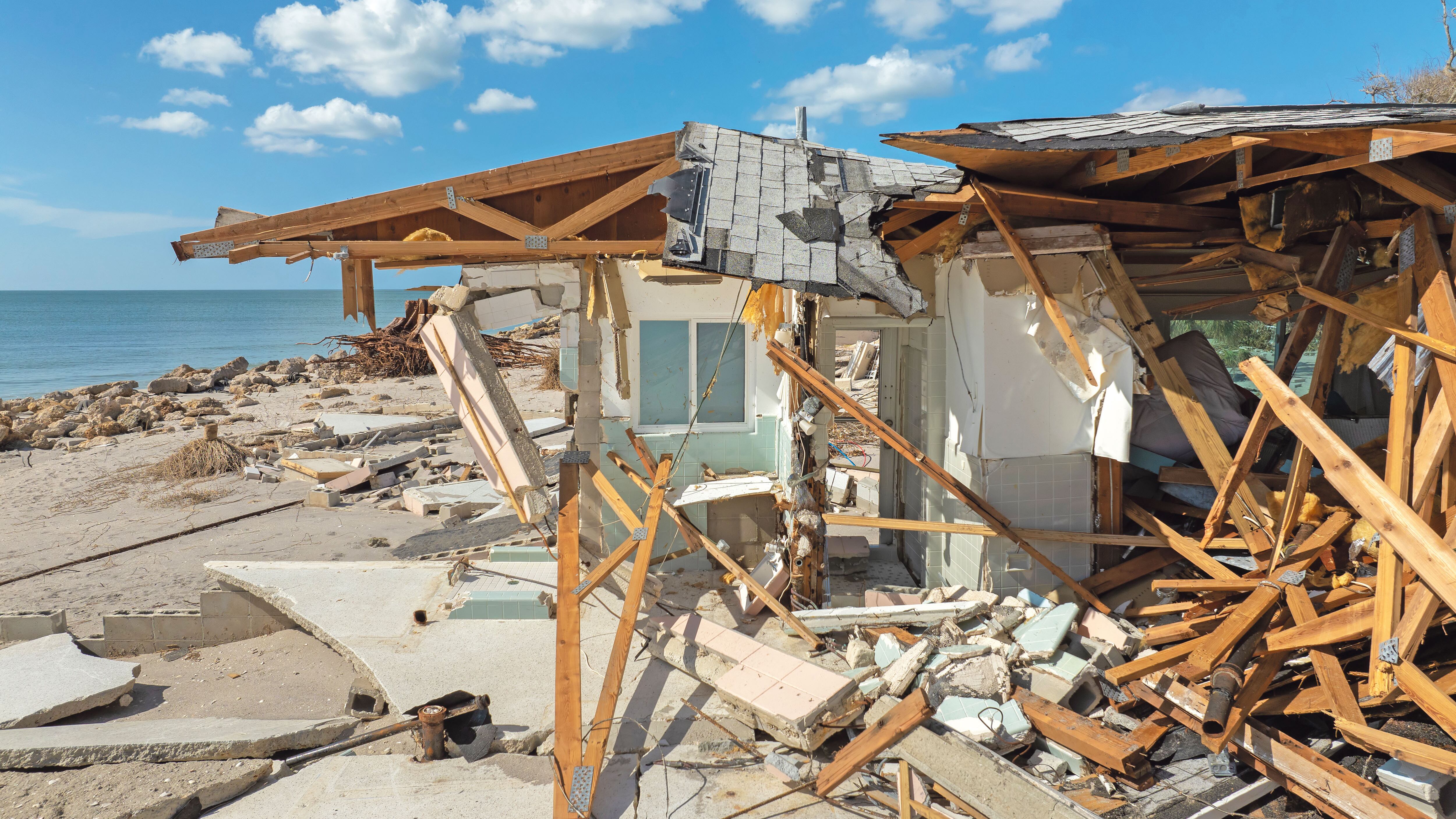 Casa destruida en la costa tras la llegada del huracán Milton. Consecuencias del desastre natural en Manasota Key, Florida. Daños graves por marejadas ciclónicas.