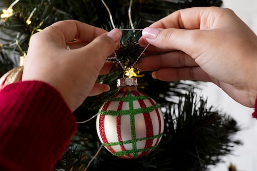 Este es el color del que deben ser los ornamentos de tu árbol para activar la abundancia