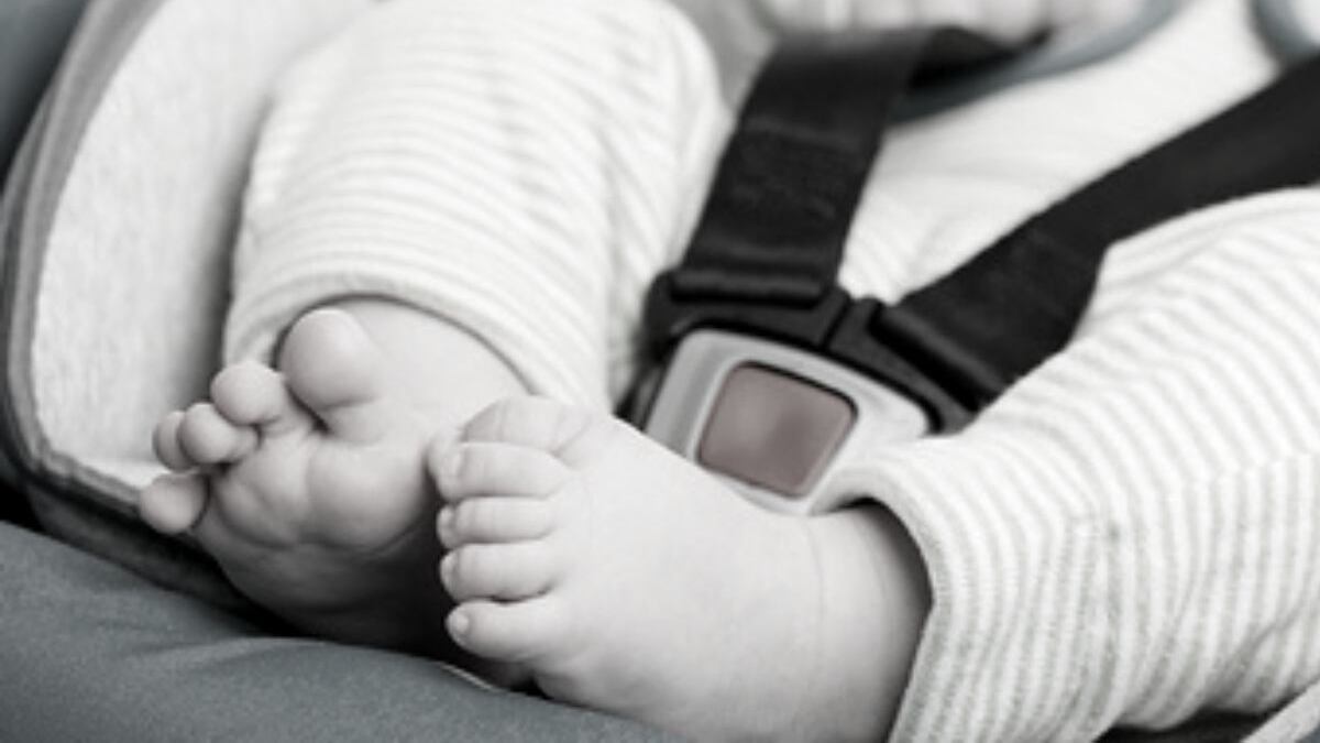 Bebé en asiento especial para auto.