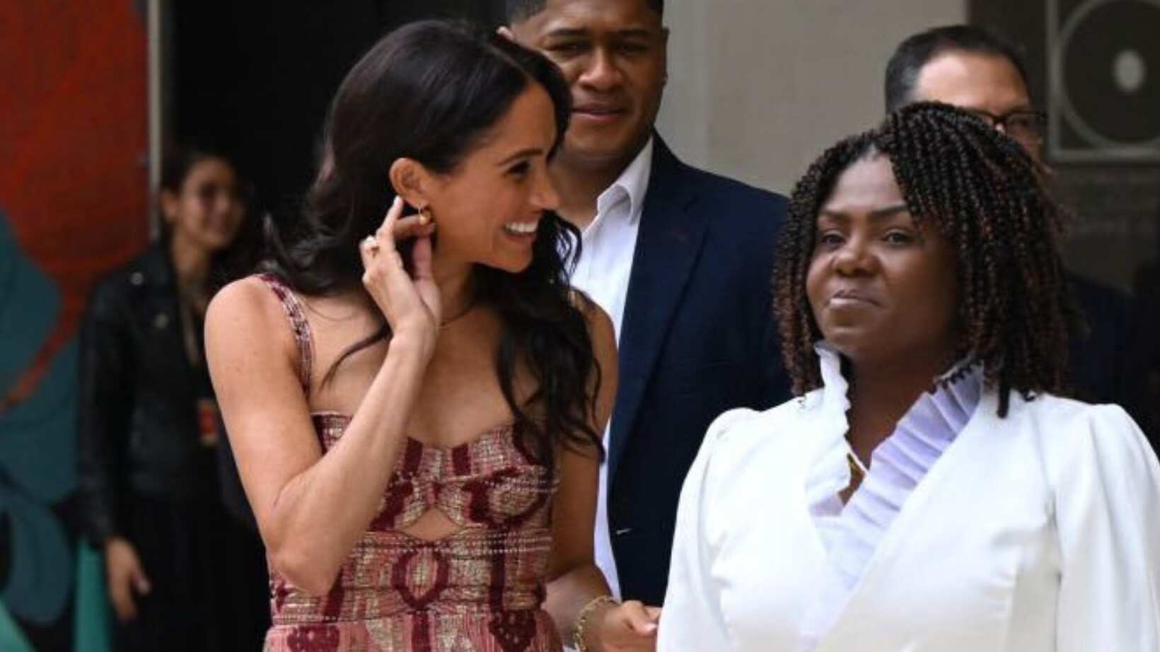 Critican por "muy tropical en Bogotá" el look de Meghan Markle