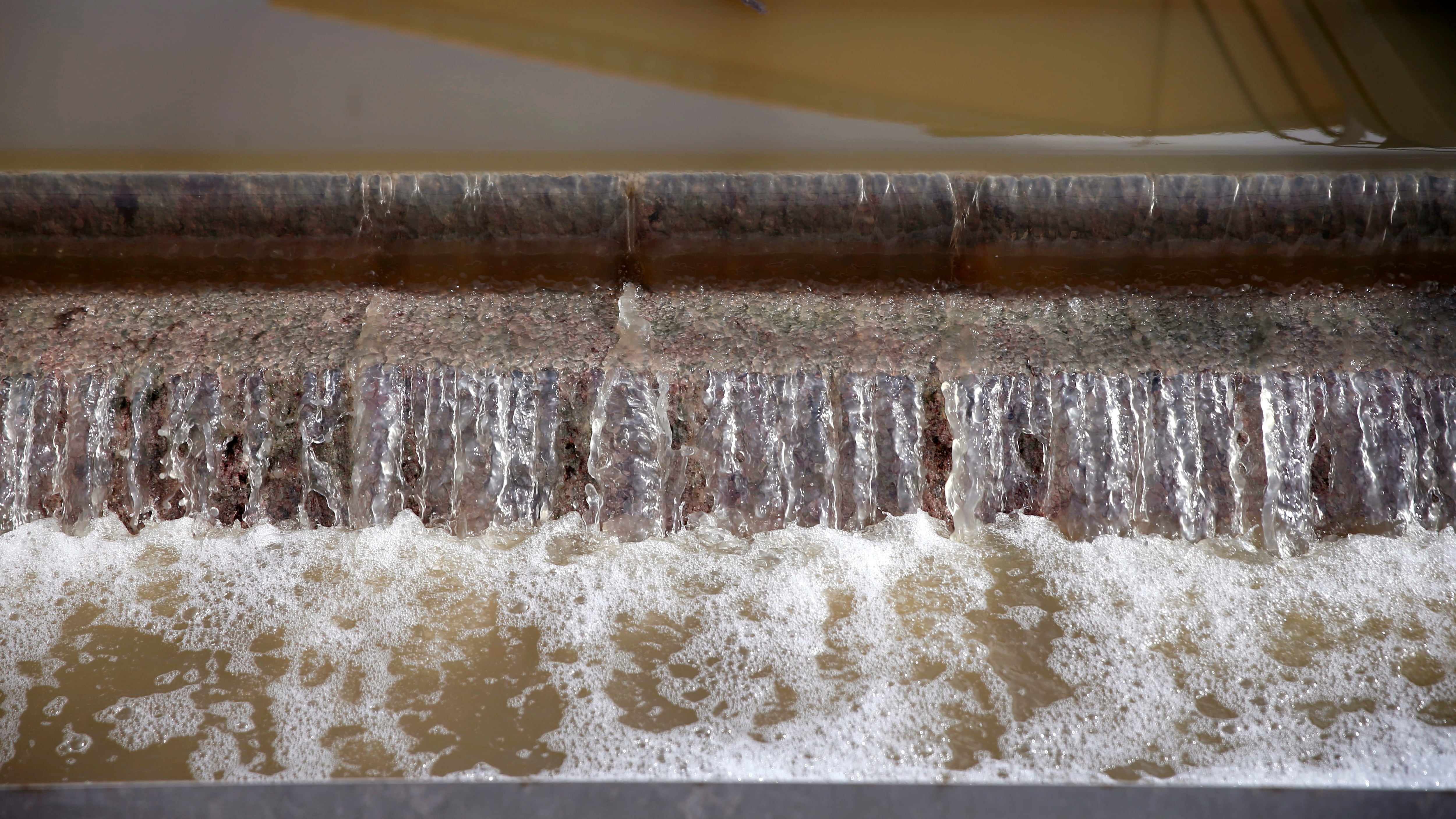 Fotografía de archivo de una planta de tratamiento de agua potable. EFE EFE/J. J. Guillén