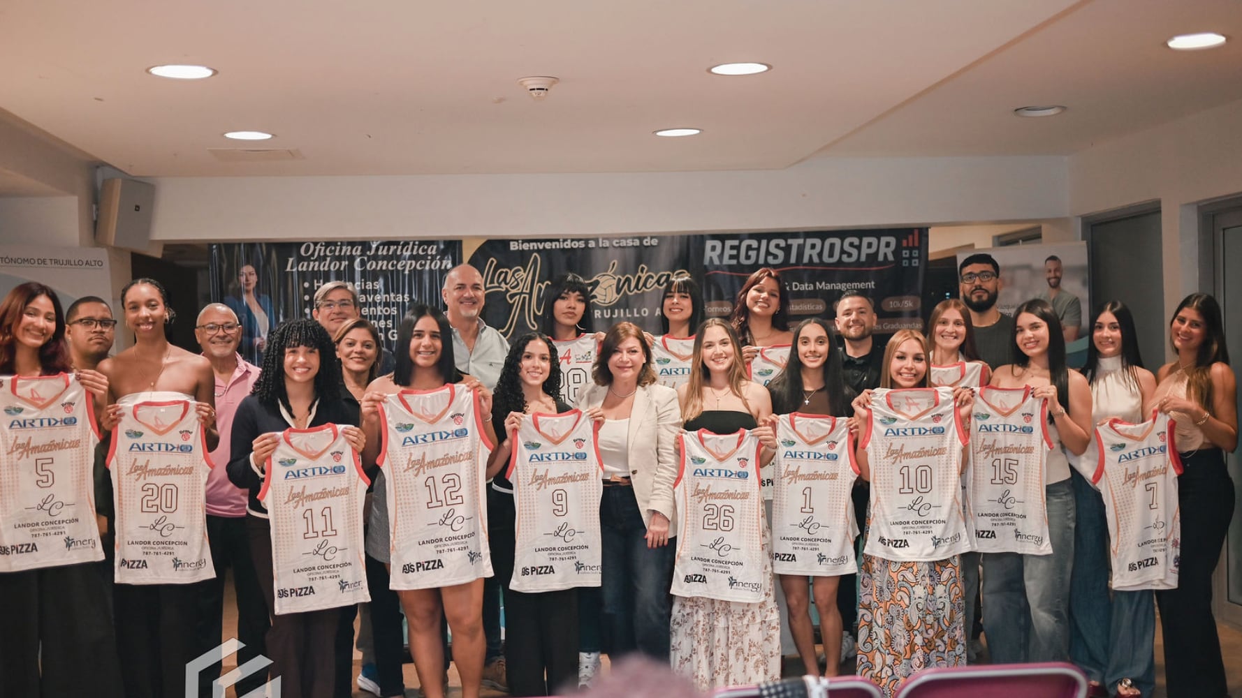 Amazónicas de Trujillo Alto reciben sus nuevos uniformes.