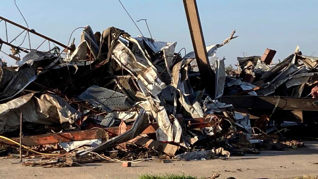 Una montaña de escombros en el sitio donde se alzaba una estructura en Rolling Fork, Mississippi, el sábado 25 de marzo de 2023. Varios tornados poderosos azotaron el sureste de EEUU el viernes por la noche, matando a varias personas en Mississippi y destruyendo decenas de construcciones. (AP Foto/Rogelio Solís)