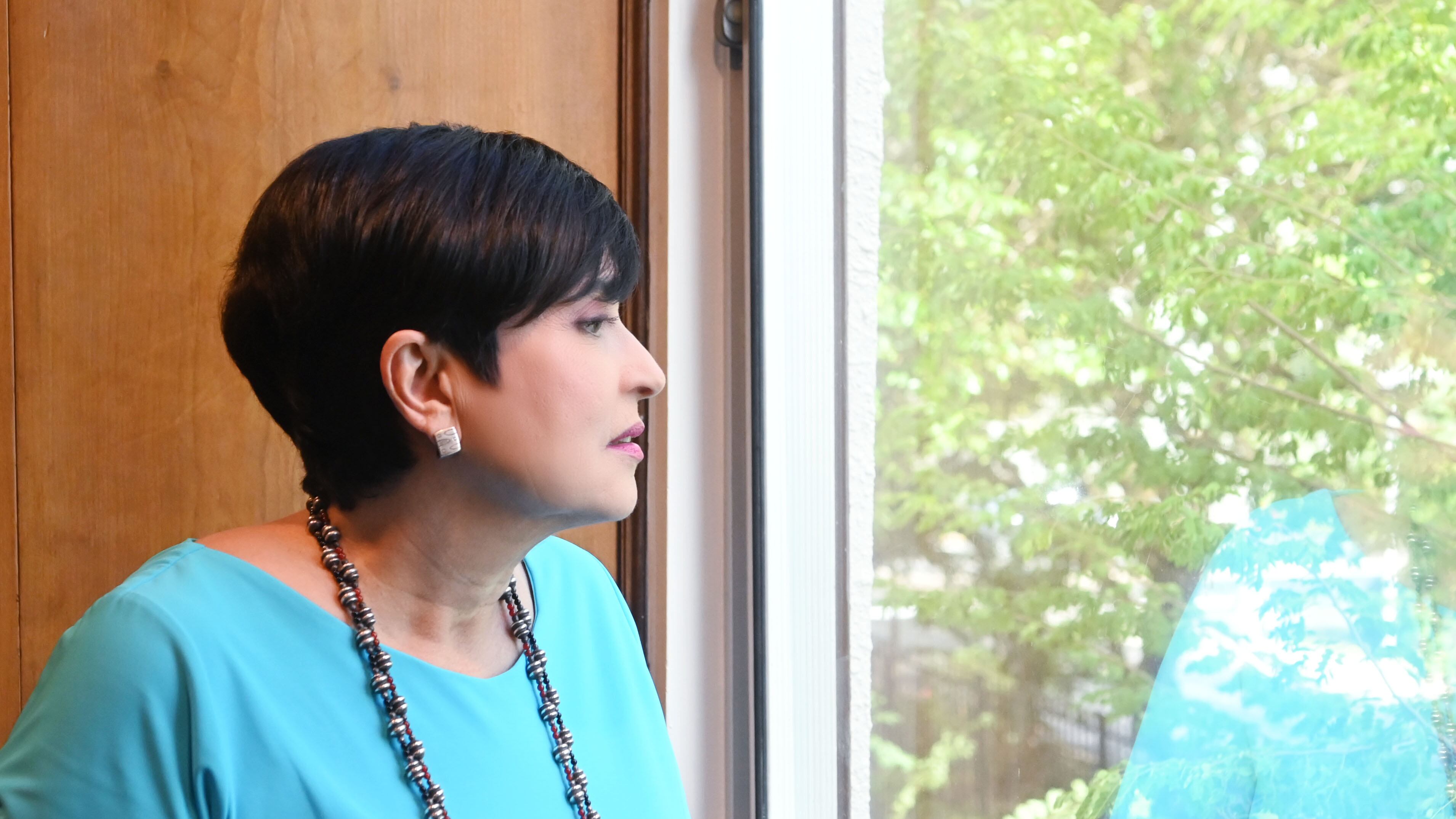 La reportera del Canal 2, Sylvia Gómez, se retira después de 50 años de servicio