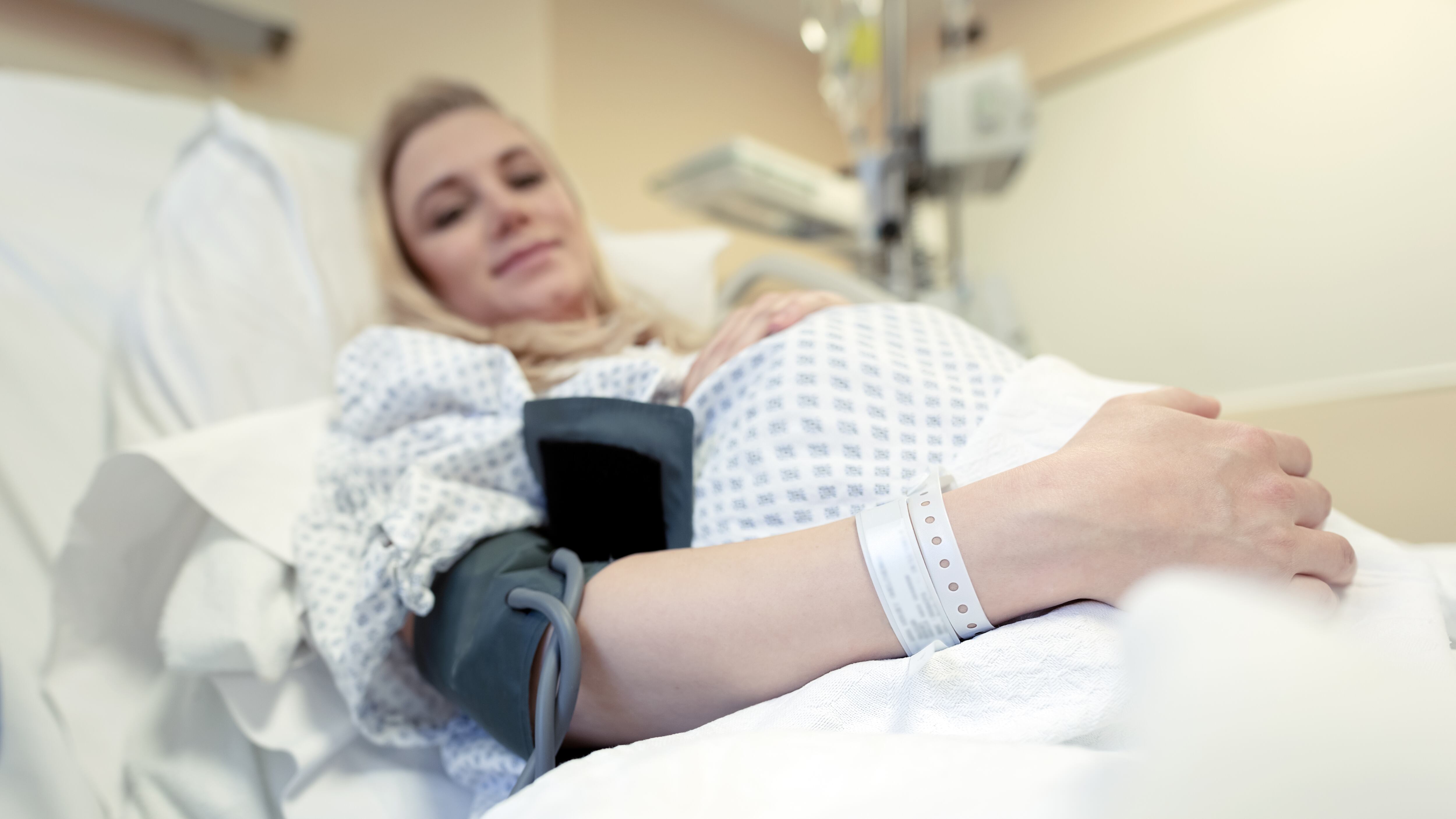 ¡Impresionante! Mujer con tumor de 9 kilos descubre durante cirugía que estaba embarazada