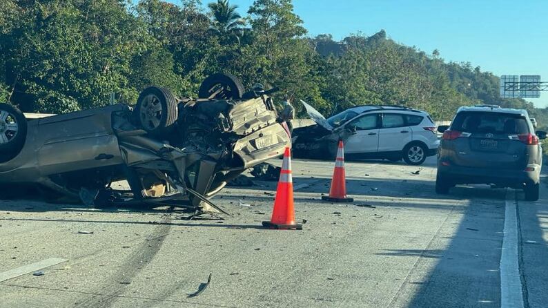 Accidente con auto volcado en carril reversible en dirección de Caguas a San Juan.