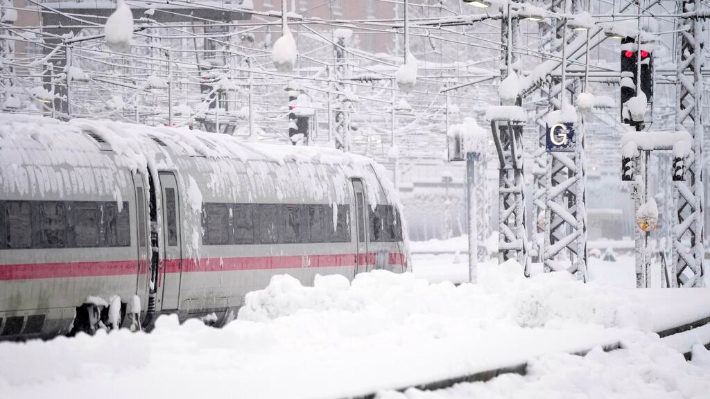 Un tren estacionada en la estación central de Múnich, Alemania, el sábado 2 de diciembre de 2023, tras una fuerte nevada. (AP Foto/Matthias Schrader)