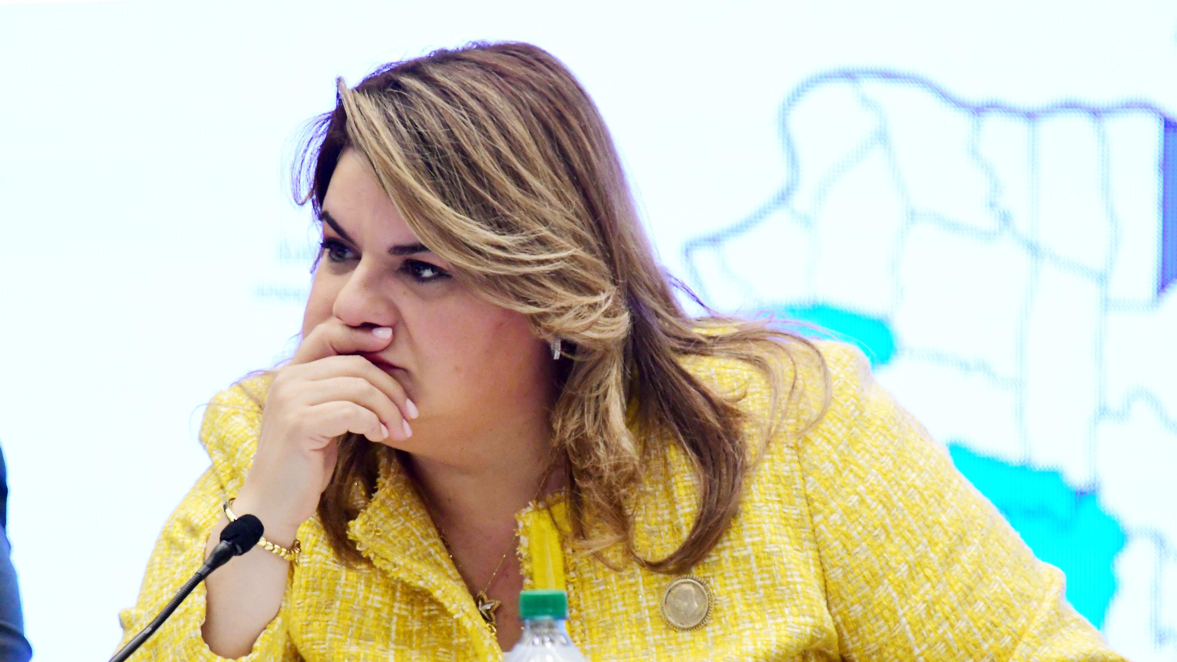 La comisionada residente firmó un acuerdo con representantes de la industria privada para cabildear a favor de proyectos. (Foto: Dennis A. Jones/Metro Puerto Rico)