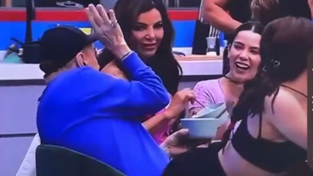 "La Materialista" le baila a Osmel Sousa en "La casa de los famosos".