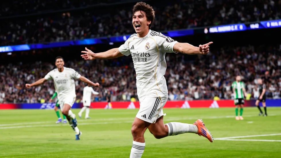 Gonzalo García celebra tras anotar el primer gol de su equipo durante el partido de fútbol de la liga española entre el Real Madrid y el Real Betis de Sevilla en Madrid, España, hoy domingo 4 de enero de 2026. (AP Photo/Pablo Garcia)
